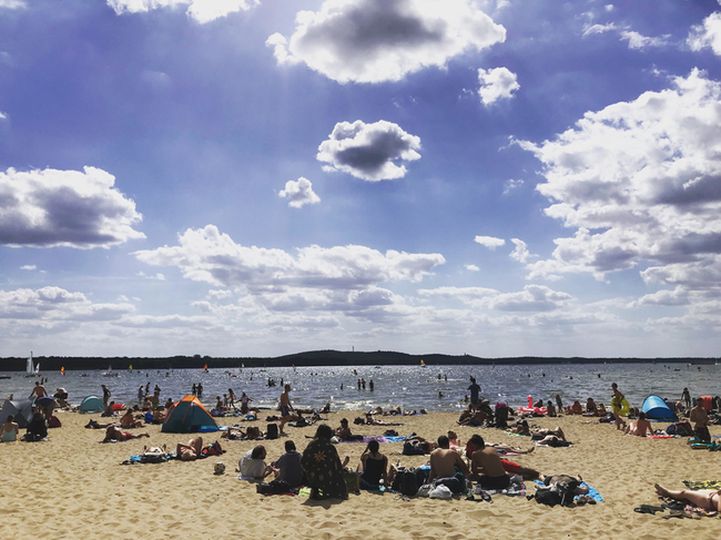 熱浪襲柏林 湖邊公園裸曬成民眾避暑日常 | 華視新聞