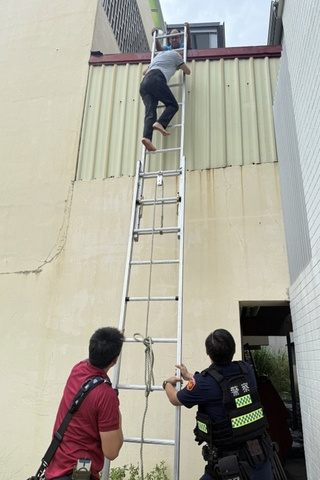 台南婦防颱檢查跌落鐵皮屋頂 鄰居女童報警助脫困