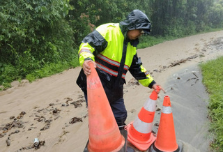 丹娜絲逼近屏東撤離逾百人 台24線往霧台路段封閉