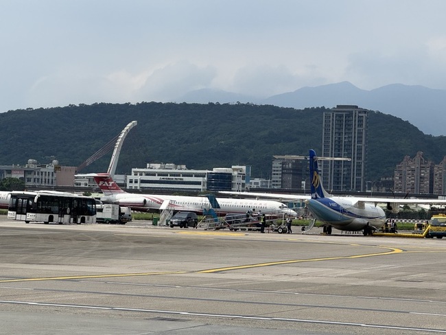 遠航客機佔用松機費率引爭議 交通部統一費率標準 | 華視新聞