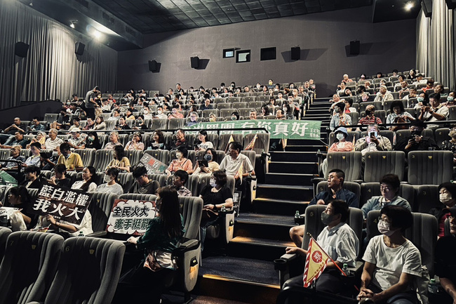 王定宇包場放映「看不見的國家」 盼助大罷免聲勢 | 華視新聞