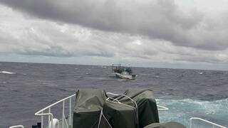 颱風逼近  漁船宜蘭外海故障、修復後海巡戒護返港