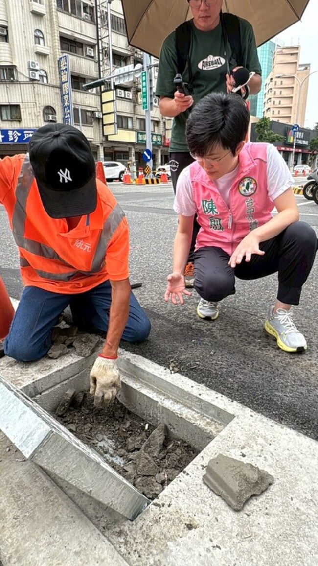 議員質疑水溝蓋下沒水溝 盧秀燕：施工中集水井 | 華視新聞