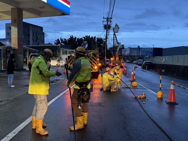 颱風丹娜絲襲台 高雄2行政區1890戶停電或跳電 | 華視新聞