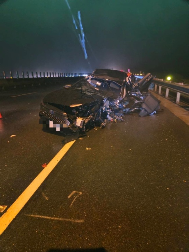 颱風丹娜絲襲台之際 男子國3撞護欄拋飛車外死亡 | 華視新聞