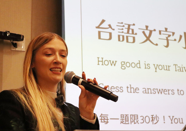 美國女孩崔璀璨揣摩台語轉音 傳遞語言重量訴思父情 | 華視新聞