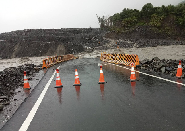 荖濃溪水暴漲 南橫勤和至復興河床涵管便道沖斷 | 華視新聞
