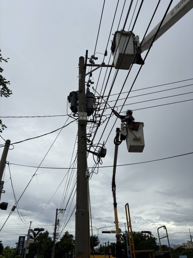 颱風丹娜絲襲台 彰化742戶仍停電拚晚間恢復 | 華視新聞