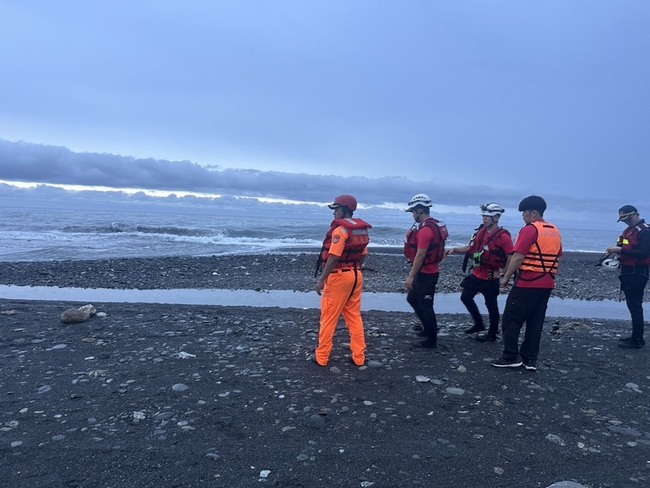 宜蘭南澳溪男子捕魚苗疑遭浪捲走 岸巡、消防搜索 | 華視新聞