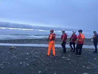 宜蘭南澳溪男子捕魚苗疑遭浪捲走 岸巡、消防搜索