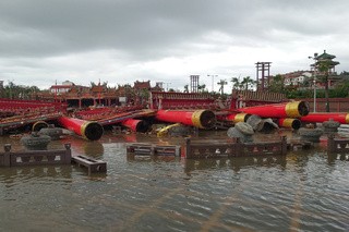 颱風丹娜絲肆虐台南沿海 南鯤鯓代天府牌樓倒塌