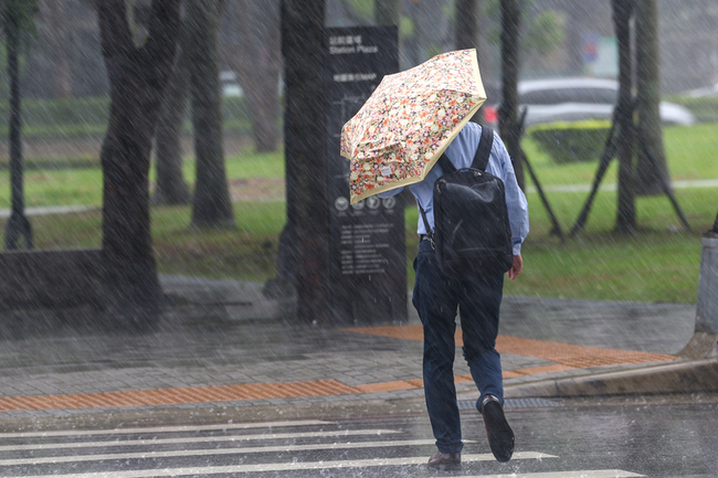 南高屏及北市山區防豪雨  台中以北有局部大雨 | 華視新聞