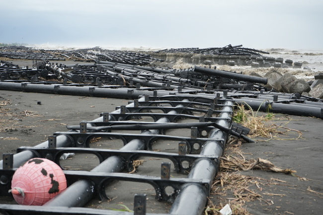 佳冬外海光電浮台遭颱風打散 沿岸堆逾1公里待收回 | 華視新聞