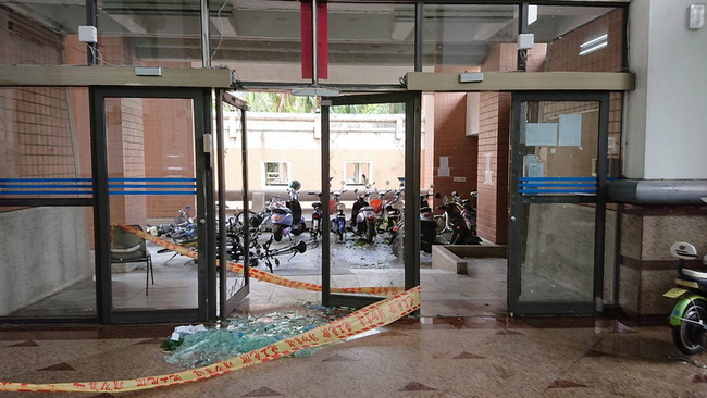 颱風過後 中正大學樹木倒塌嚴重宿舍玻璃門受損 | 華視新聞