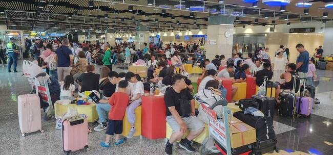 颱風丹娜絲遠離 澎湖機場湧候補人潮澎湖輪加開疏運 | 華視新聞