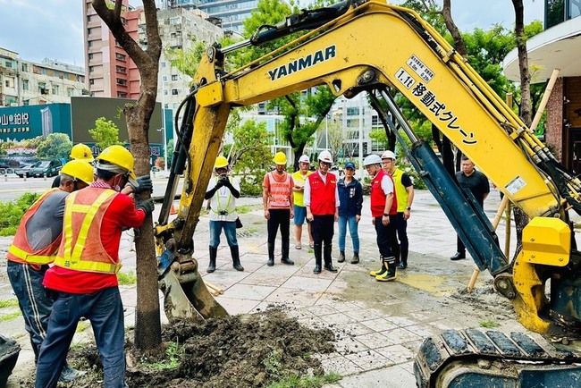 颱風遠離陳其邁巡市容指示支援嘉縣市 派遣98人37車 | 華視新聞