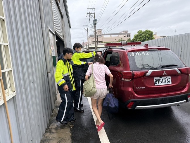 颱風丹娜絲侵襲 台中清水民宅積水婦人一度撤離 | 華視新聞