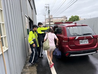 颱風丹娜絲侵襲 台中清水民宅積水婦人一度撤離