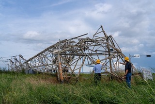 颱風丹娜絲肆虐3座電塔倒塌 台電：復電戶數逾6成