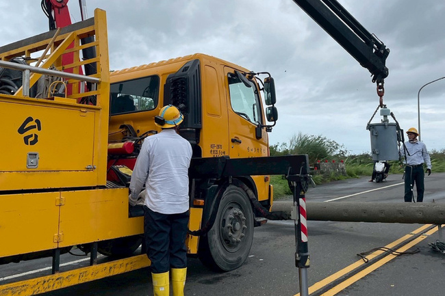 台南災後逾4萬戶停電  台電10縣市跨區支援搶修 | 華視新聞