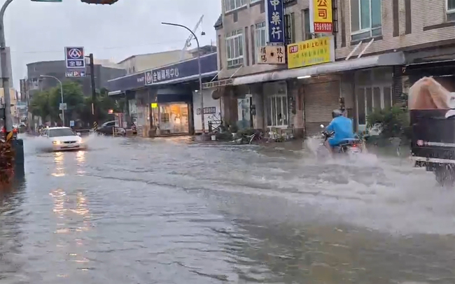 彰化大雨閃電雷聲不斷 鹿港、花壇等多處積淹水 | 華視新聞