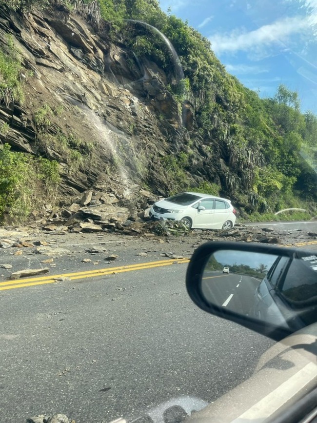 颱風後土石鬆南迴轎車遇落石撞卡石堆 駕駛棄車逃離 | 華視新聞