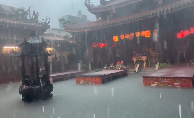 鹿港天后宮水淹膝蓋 天公爐、供桌泡水中 | 華視新聞