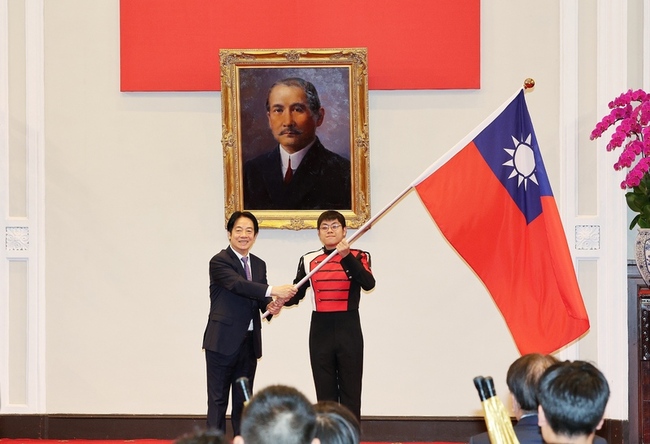 為建中樂旗聯隊授旗 總統：別怕麻煩把冠軍盃帶回來 | 華視新聞