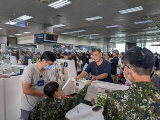 颱風影響至少500旅客仍滯金門 軍機連2天投入疏運