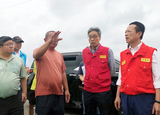 嘉縣勘災 陳駿季：溫網室農損隨物價上漲調高救助金