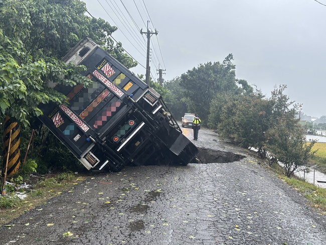 彰化持續大雨 二林大貨車一半車身陷天坑動彈不得 | 華視新聞