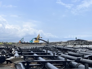 光電浮台遭颱風打散遍布佳冬岸際 業者加速移除