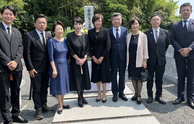 安倍晉三逝世3週年  李逸洋前往墓前獻花致意 | 華視新聞