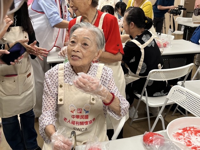 百歲阿嬤樂傳好手藝  北市擬增設社區共好中心 | 華視新聞