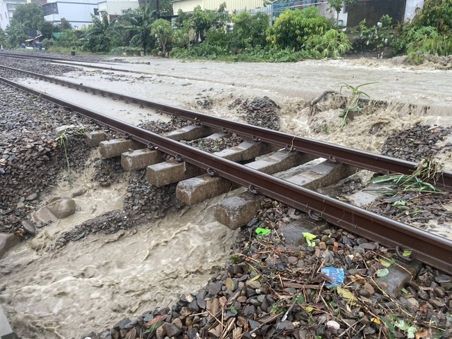 台鐵二水至林內間路線掏空雙線不通 啟動公路接駁 | 華視新聞