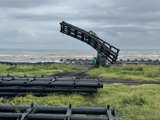 經部：新技術需試驗 屏東佳冬光電浮台9日完成清運