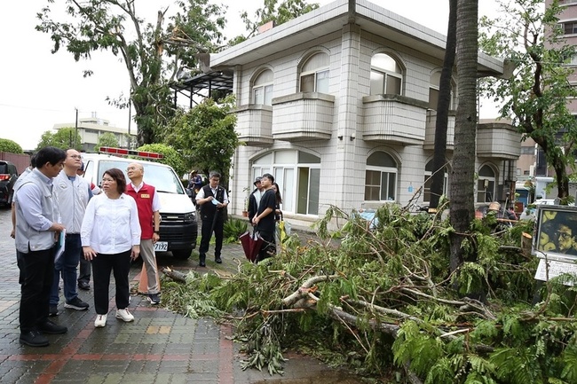 黃敏惠勘災滑摔倒地手部紅腫 自嘲「肉多沒事」 | 華視新聞