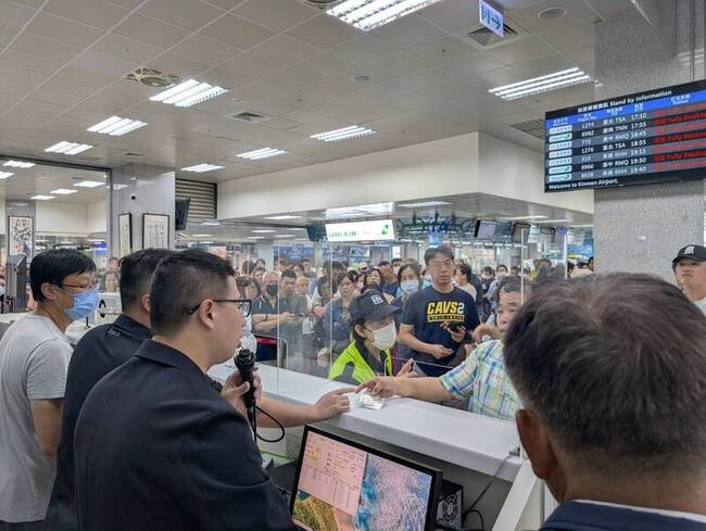 颱風丹娜絲致旅客滯留金門  民眾盼加開班機疏運 | 華視新聞