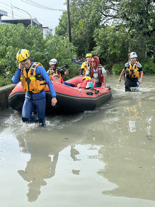 彰化永靖淹水1米深 消防出動橡皮艇救出2人