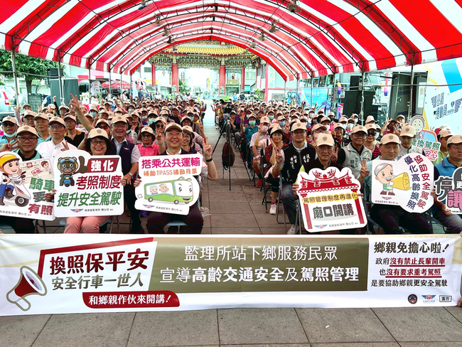 陳世凱台東廟口宣導高齡駕駛換照  送長輩反光帽 | 華視新聞