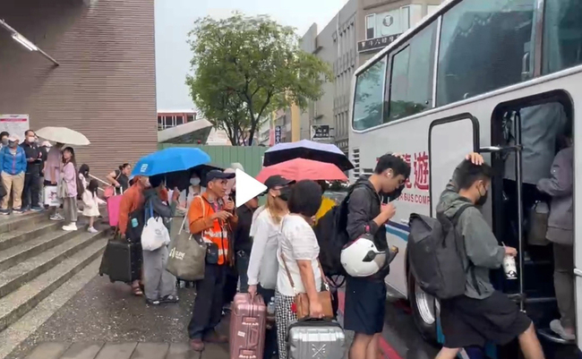 台鐵二水至林內暴雨一度雙向停駛  30輛遊覽車接駁 | 華視新聞
