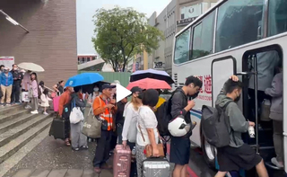 台鐵二水至林內暴雨一度雙向停駛  30輛遊覽車接駁