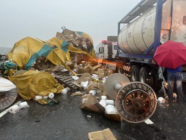 國3北上西湖段4大小車連環撞  回堵近2公里 | 華視新聞