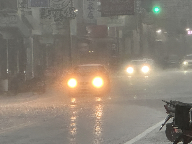 彰化又降大雷雨  芳苑等地區2934戶停電 | 華視新聞
