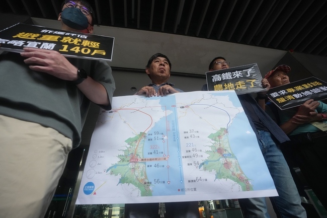 高鐵延伸宜蘭環評 正反方冒雨場外表達意見 | 華視新聞