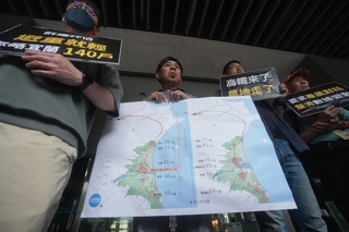 高鐵延伸宜蘭環評 正反方冒雨場外表達意見