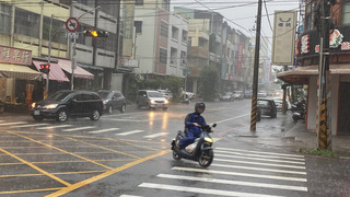 台中清晨大雷雨  沙鹿低窪地區出現路面積水