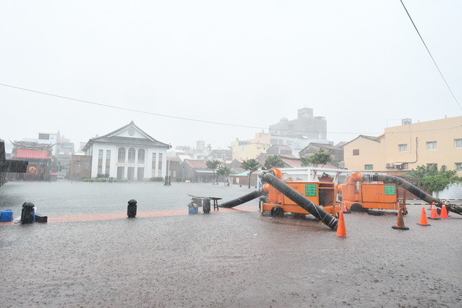 鹿港淹水男裸上身游泳 彰化警：積水髒濁恐影響健康 | 華視新聞