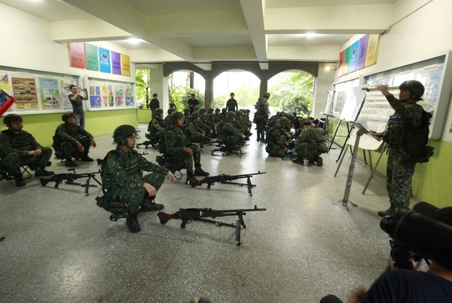 漢光演習後備教召操演遇雨 室內槍械組訓強化戰力 | 華視新聞