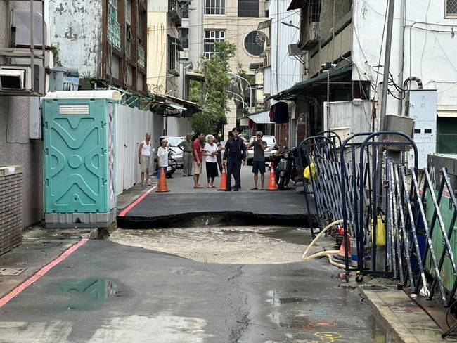 高雄新興區巷道路面塌陷 波及號誌暫時中斷 | 華視新聞